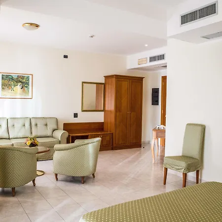 Grand Victoria 4* באניירה קלאברה