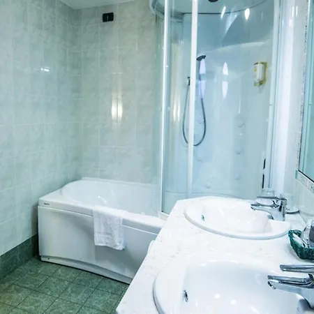 Grand Victoria 4* באניירה קלאברה